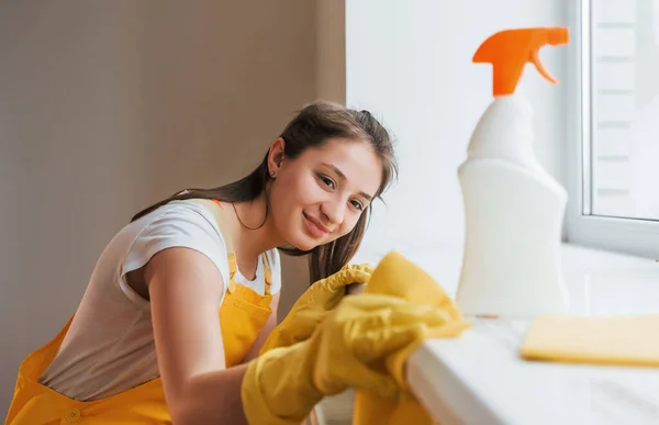 Housewife Yellow Uniform Works Window Surface Cleaner Indoors House Renovation — Zdjęcie stockowe