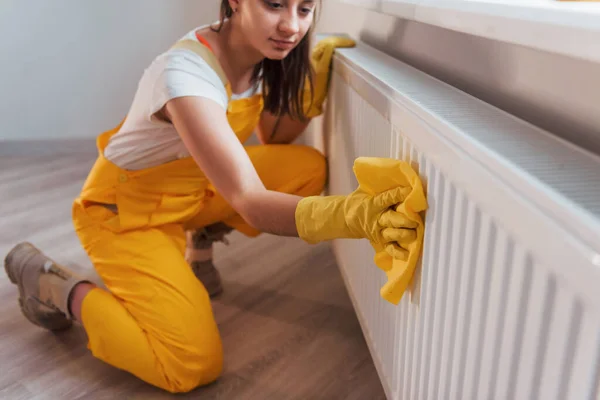 Housewife Yellow Uniform Works Window Surface Cleaner Indoors House Renovation — Zdjęcie stockowe