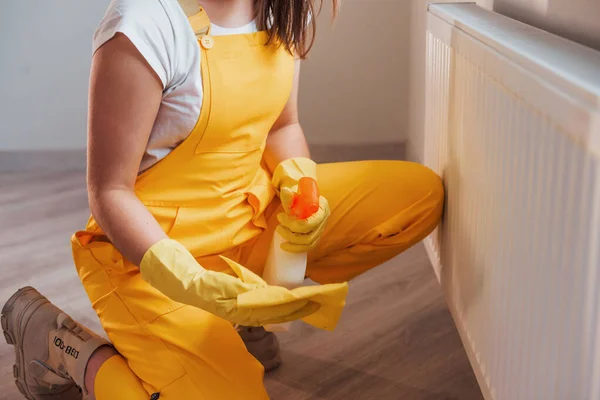 Housewife Yellow Uniform Works Window Surface Cleaner Indoors House Renovation — Zdjęcie stockowe