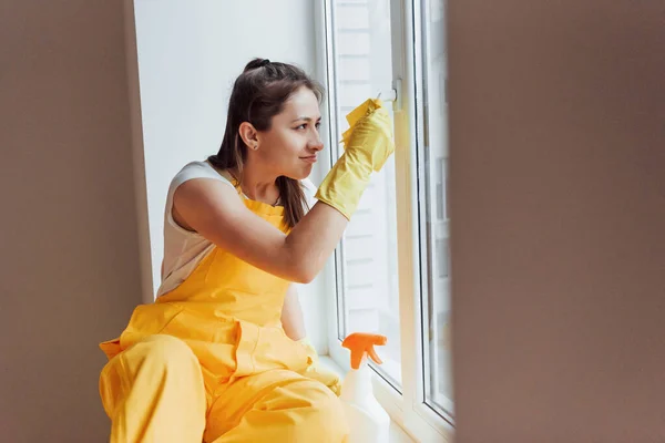 Housewife Yellow Uniform Cleaning Windows House Renovation Conception — Zdjęcie stockowe