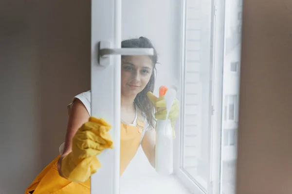 Sarı Üniformalı Hanımı Pencereleri Temizliyor Yenileme Konsepti — Stok fotoğraf