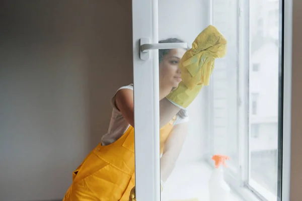 Housewife Yellow Uniform Cleaning Windows House Renovation Conception — Zdjęcie stockowe
