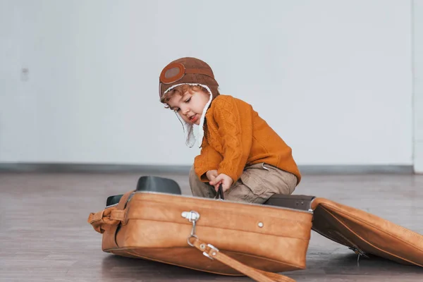 Little Boys Retro Pilot Costume Have Fun Sitting Suitcase Indoors — Stok fotoğraf