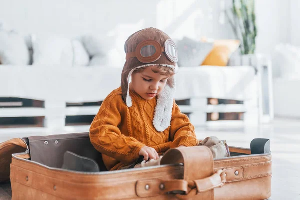 Little Boys Retro Pilot Costume Have Fun Sitting Suitcase Indoors — ストック写真