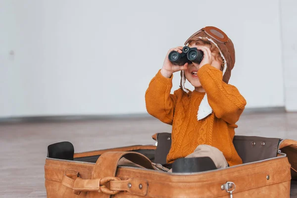 Little Boys Retro Pilot Costume Have Fun Sitting Suitcase Indoors — Stock Fotó