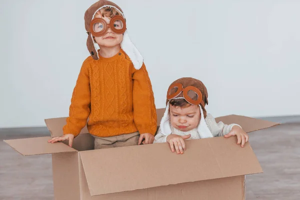 Two Little Boys Retro Pilot Costumes Have Fun Sitting Paper — Stok fotoğraf