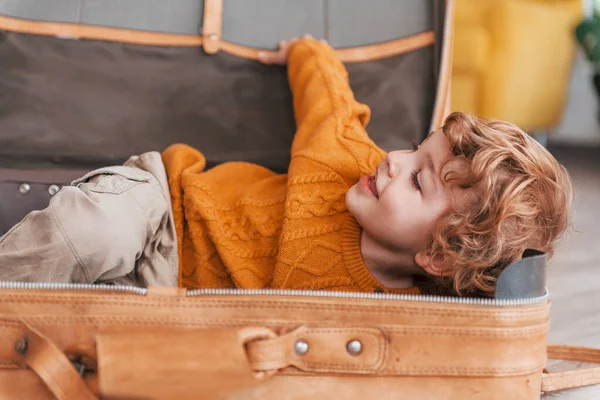 Little Boys Retro Pilot Costume Have Fun Lying Suitcase Indoors — ストック写真