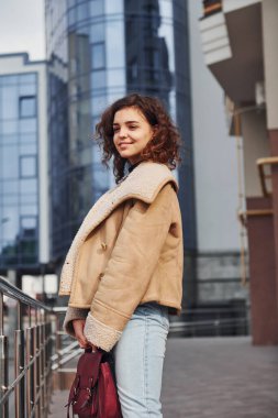 Genç kız şehir dışında iş binasının yakınında yürüyüşe çıktı..