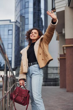 Genç kız şehir dışında iş binasının yakınında yürüyüşe çıktı..