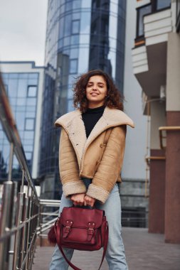 Genç kız şehir dışında iş binasının yakınında yürüyüşe çıktı..