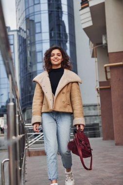 Genç kız şehir dışında iş binasının yakınında yürüyüşe çıktı..