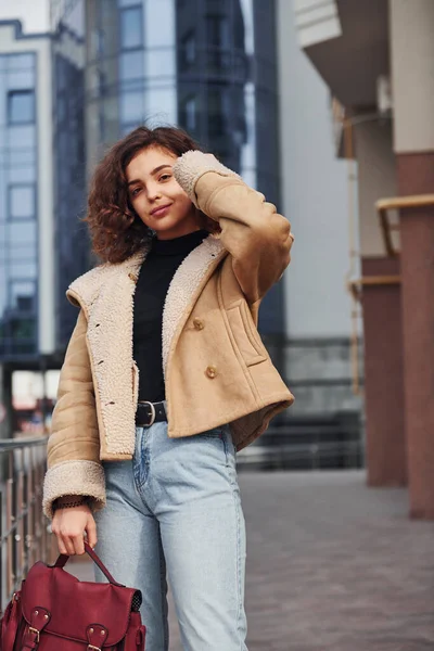 Genç kız şehir dışında iş binasının yakınında yürüyüşe çıktı..