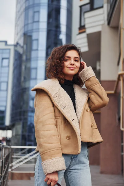 Genç kız şehir dışında iş binasının yakınında yürüyüşe çıktı..