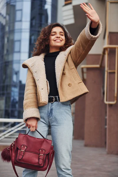 Genç kız şehir dışında iş binasının yakınında yürüyüşe çıktı..