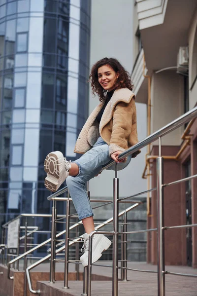 Genç kız şehir dışında iş binasının yakınında yürüyüşe çıktı..