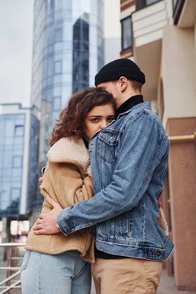 Fröhliches Paar Legerer Warmer Kleidung Umarmt Sich Draußen Der Stadt — Stockfoto