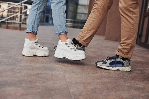 Karantina zamanında kadın ve erkeğin bacaklarını karşılama pozisyonunda yakın çekim yapın. Koronavirüs kavramı.