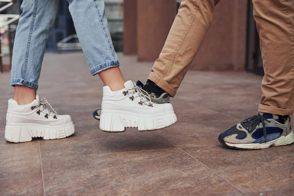 Karantina zamanında kadın ve erkeğin bacaklarını karşılama pozisyonunda yakın çekim yapın. Koronavirüs kavramı.