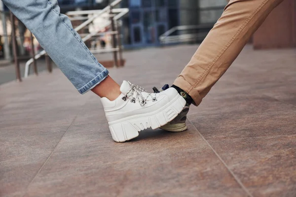 Karantina zamanında kadın ve erkeğin bacaklarını karşılama pozisyonunda yakın çekim yapın. Koronavirüs kavramı.