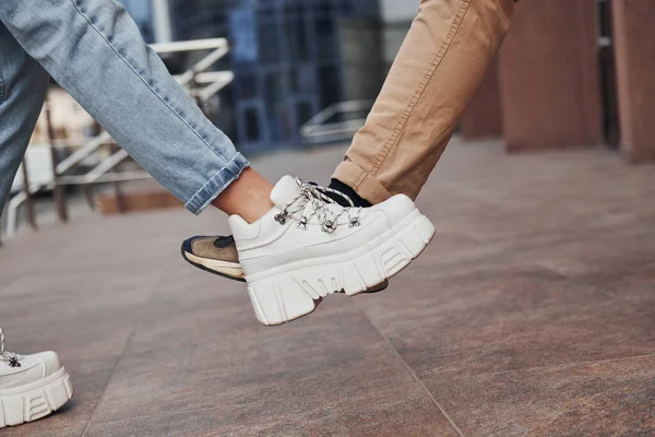 Karantina zamanında kadın ve erkeğin bacaklarını karşılama pozisyonunda yakın çekim yapın. Koronavirüs kavramı.