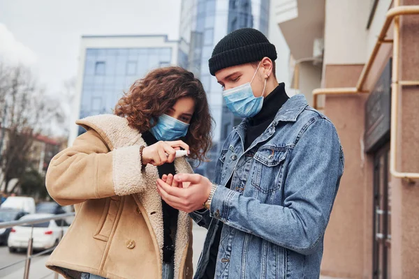 Couple Protective Masks Using Antiseptic Outdoors City Business Building Quarantine — Stockfoto