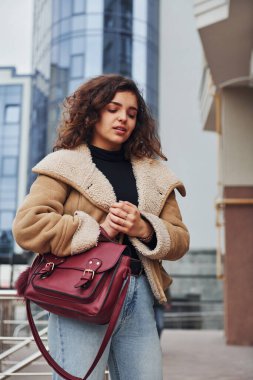 Genç kız şehir dışında iş binasının yakınında yürüyüşe çıktı..