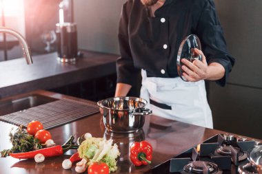 Üniformalı profesyonel aşçı mutfakta iyi vakit geçirsin..