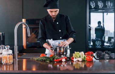 Üniformalı profesyonel aşçı mutfakta iyi vakit geçirsin..