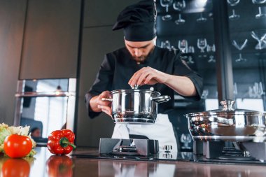 Üniformalı profesyonel aşçı mutfakta iyi vakit geçirsin..