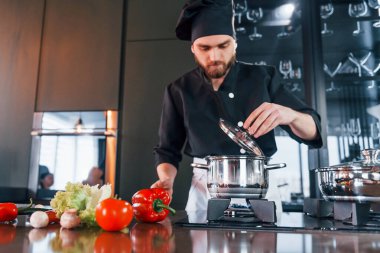 Üniformalı profesyonel aşçı mutfakta iyi vakit geçirsin..