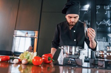 Üniformalı profesyonel aşçı mutfakta iyi vakit geçirsin..