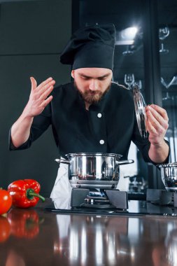 Üniformalı profesyonel aşçı mutfakta iyi vakit geçirsin..