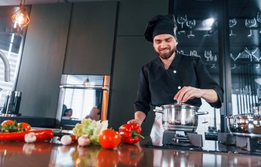 Üniformalı profesyonel aşçı mutfakta iyi vakit geçirsin..