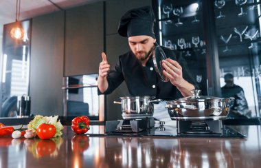 Üniformalı profesyonel aşçı mutfakta iyi vakit geçirsin..