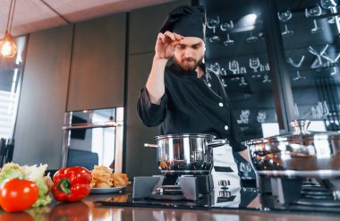 Üniformalı profesyonel aşçı mutfakta iyi vakit geçirsin..