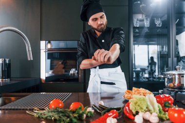 Üniformalı profesyonel aşçı mutfakta iyi vakit geçirsin..