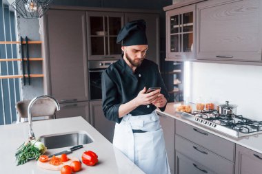 Mutfakta duran üniformalı profesyonel aşçı..