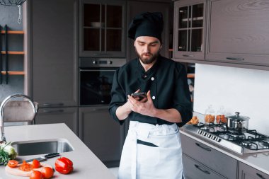 Mutfakta duran üniformalı profesyonel aşçı..