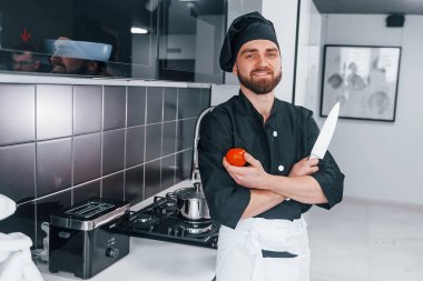 Mutfakta duran üniformalı profesyonel aşçı..