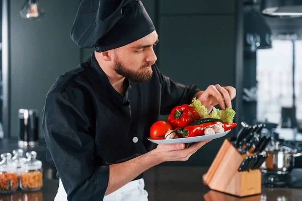 Professional Young Chef Cook Uniform Holds Plate Vegetables Kitchen — Fotografia de Stock