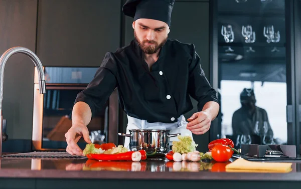 Professional Young Chef Cook Uniform Have Busy Day Kitchen — Fotografia de Stock