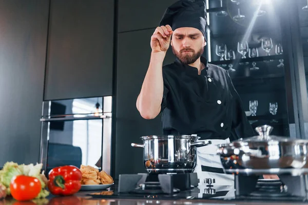 Professional Young Chef Cook Uniform Have Busy Day Kitchen — Fotografia de Stock