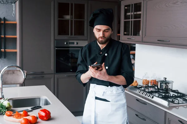 Mutfakta duran üniformalı profesyonel aşçı..