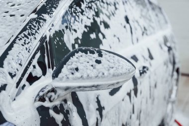 İçeriye park edilmiş sabunlu yeni modern araba. Hizmet kavramı.