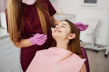 Klinikteki dişçiyi ziyaret eden küçük kız. Stomatoloji kavramı.