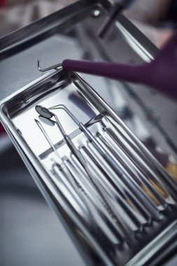 Klinikteki farklı diş aletlerinin görünümünü kapat.