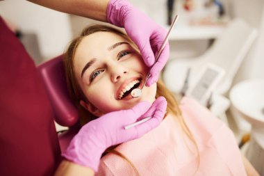 Klinikteki dişçiyi ziyaret eden küçük kız. Stomatoloji kavramı.