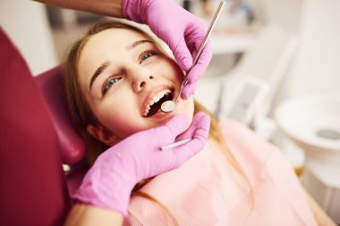 Klinikteki dişçiyi ziyaret eden küçük kız. Stomatoloji kavramı.