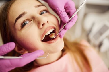 Klinikteki dişçiyi ziyaret eden küçük kız. Stomatoloji kavramı.