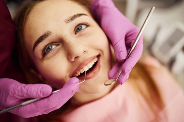 Klinikteki dişçiyi ziyaret eden küçük kız. Stomatoloji kavramı.